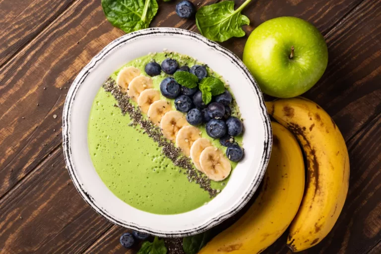 Groene smoothie met algen en fruit